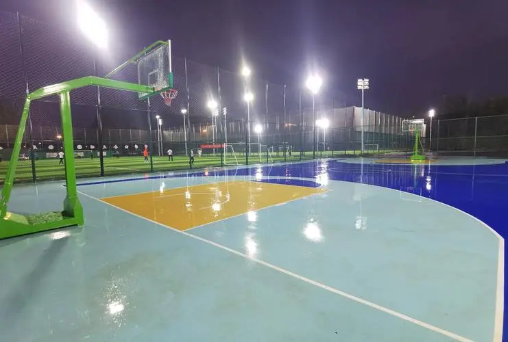 LED flood light housing for outdoor basketball field