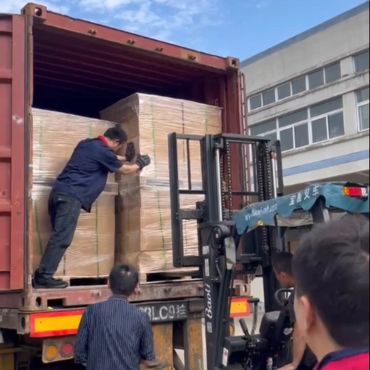 container loading of aluminum die casting LED street light housings with carton box and wooden pallets.