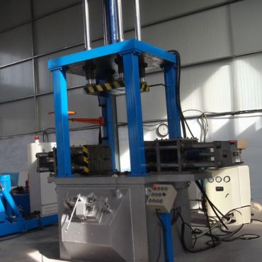 low pressure casting machine