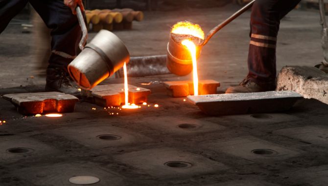 sand casting pouring control by seasoned workers